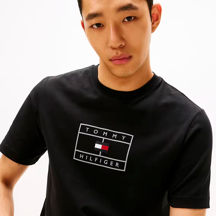 camiseta-con-logo-grafico