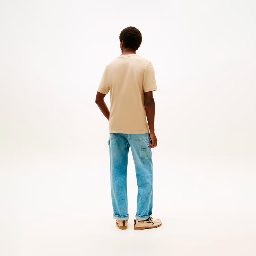 camiseta-com-estampa-ame-a-marca-e-letras-grandes