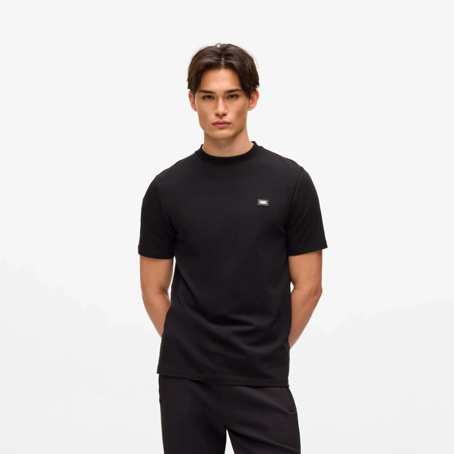 t-shirt-avec-ecusson-logo