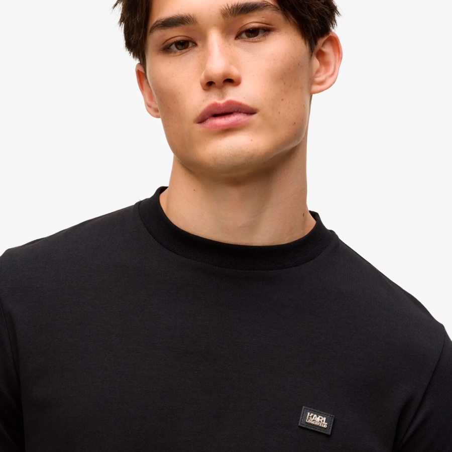 camiseta-con-parche-con-logotipo