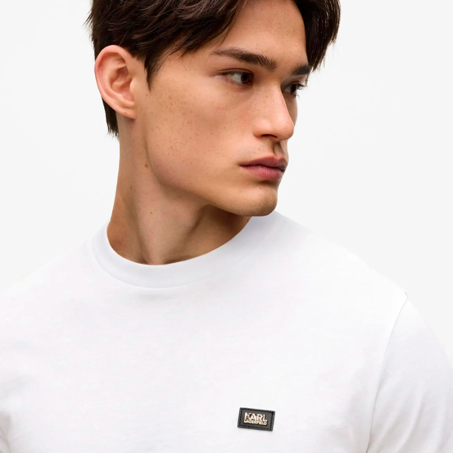 camiseta-com-patch-de-logotipo