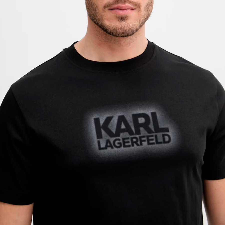 t-shirt-mit-kontrastierendem-logo