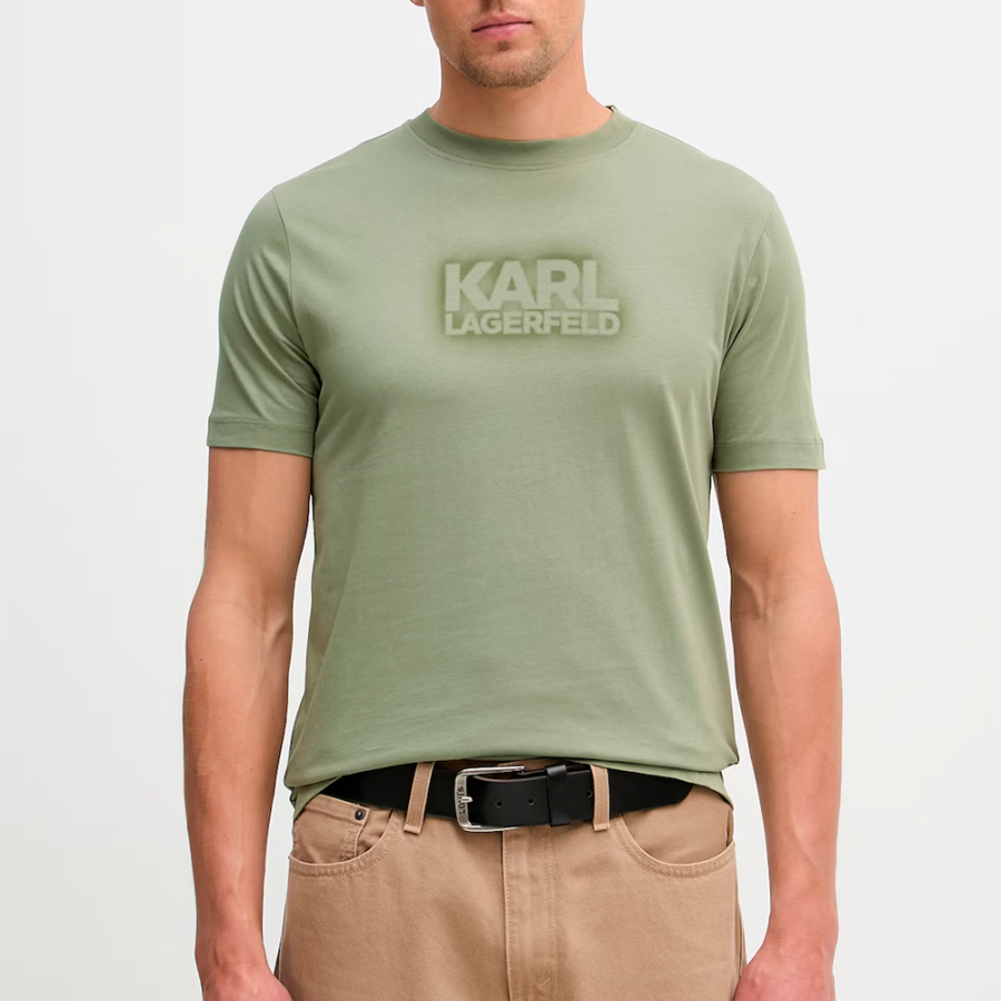 camiseta-com-logotipo-contrastante