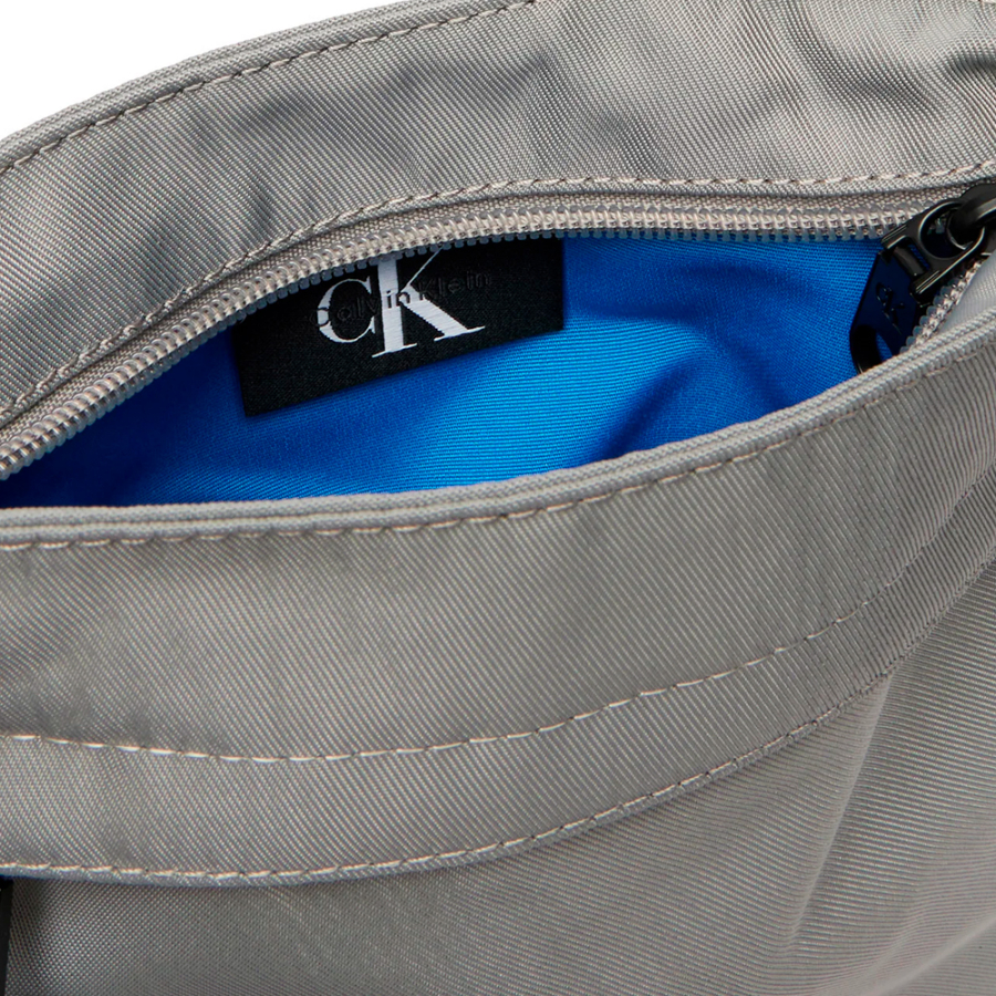 sac-bandouliere-plat-en-nylon-avec-logo-monogramme sac-bandouliere-plat-en-nylon-avec-logo-monogramme