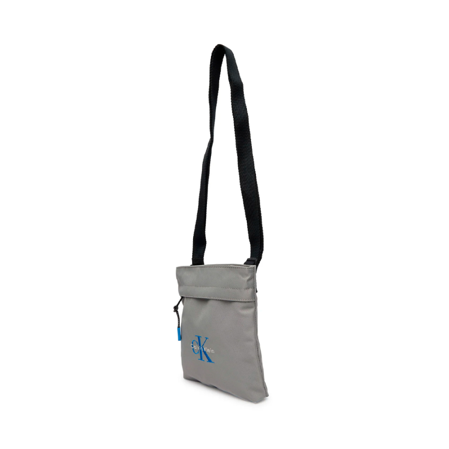 flache-nylon-schultertasche-mit-monogramm-logo flache-nylon-schultertasche-mit-monogramm-logo