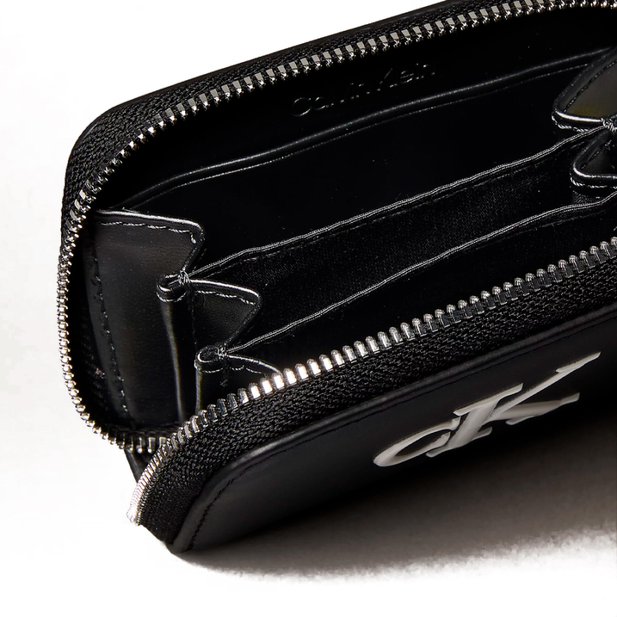 cartera-con-cremallera-y-monograma