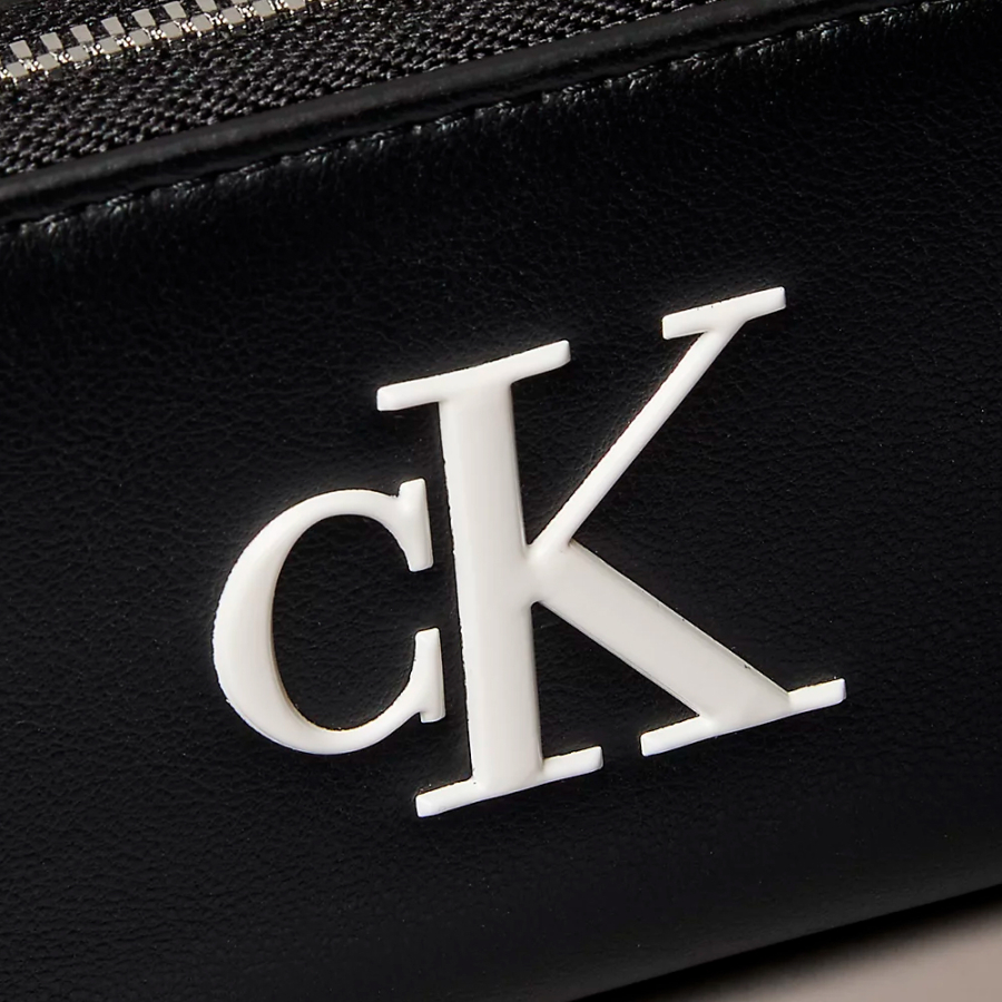 cartera-con-cremallera-y-monograma