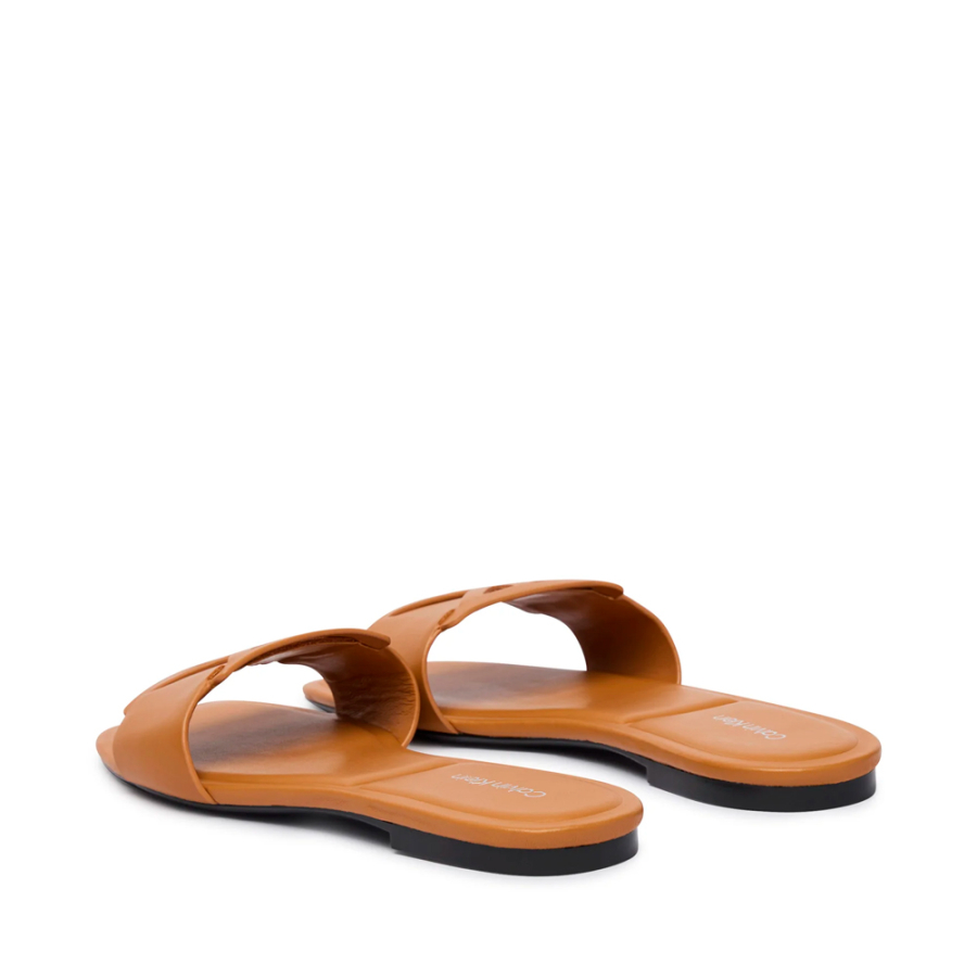 provence-sandales-plates-en-cuir-a-bout-carre