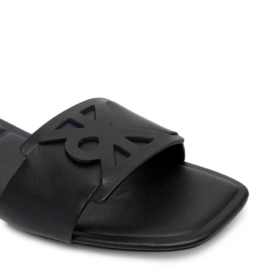 provence-sandales-plates-en-cuir-a-bout-carre