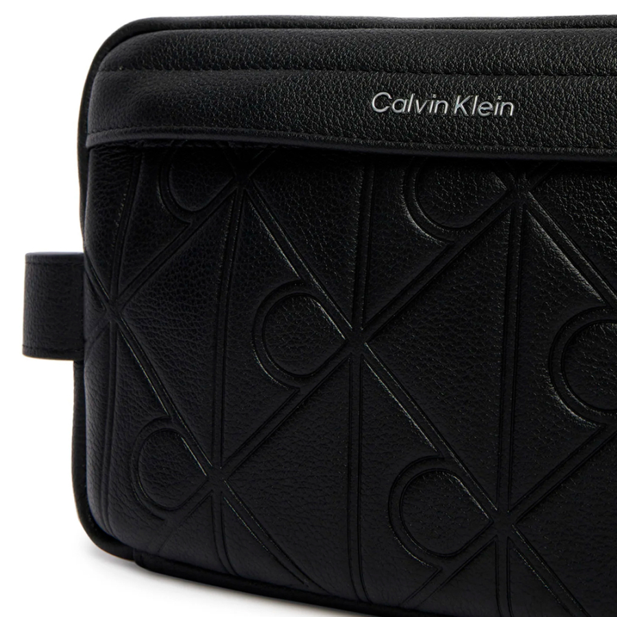 trousse-de-toilette-avec-logo-emblematique-grave