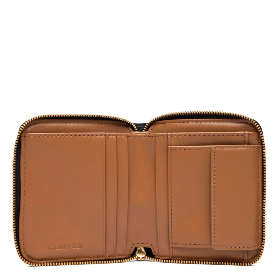 cartera-cuadrada-con-cremallera-y-logo-en-lamina-metalica