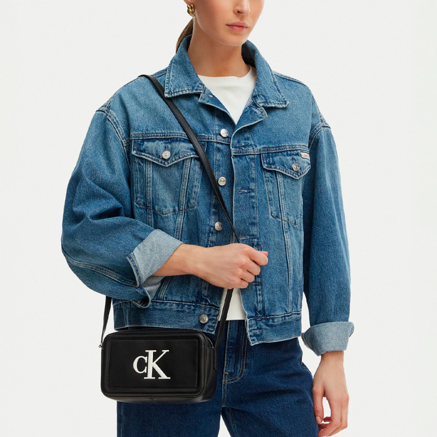 umhangetasche-im-kamerastil-mit-markantem-monogramm umhangetasche-im-kamerastil-mit-markantem-monogramm