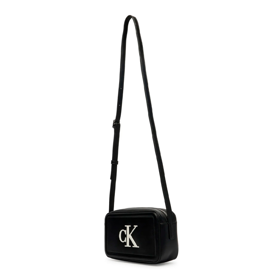 bolso-bandolera-tipo-camara-con-monograma-distintivo