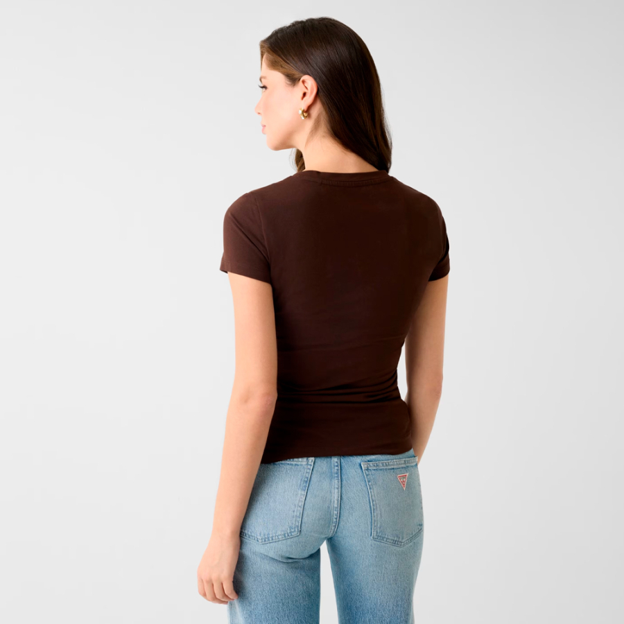 t-shirt-mit-dreieckslogo t-shirt-mit-dreieckslogo