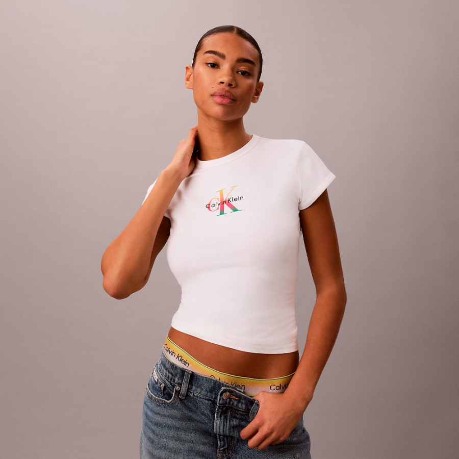 camiseta-slim-con-monograma-pride