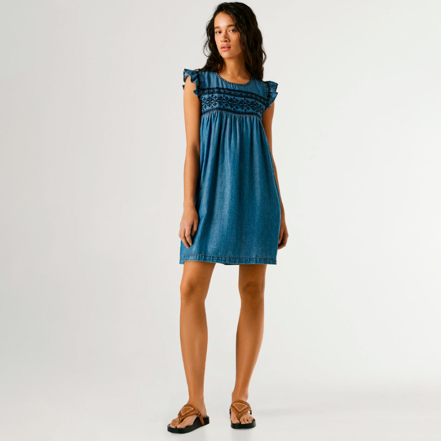 kurzes-kleid-mit-stickereidetails kurzes-kleid-mit-stickereidetails