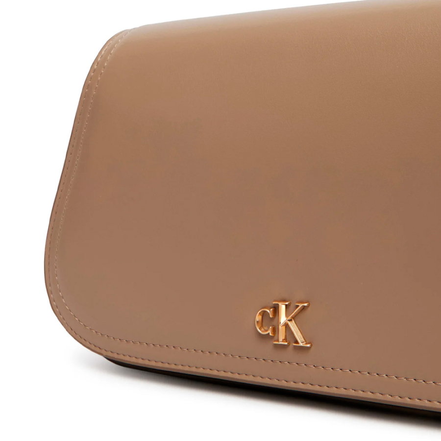 gebogene-handtasche-mit-kettenriemen gebogene-handtasche-mit-kettenriemen