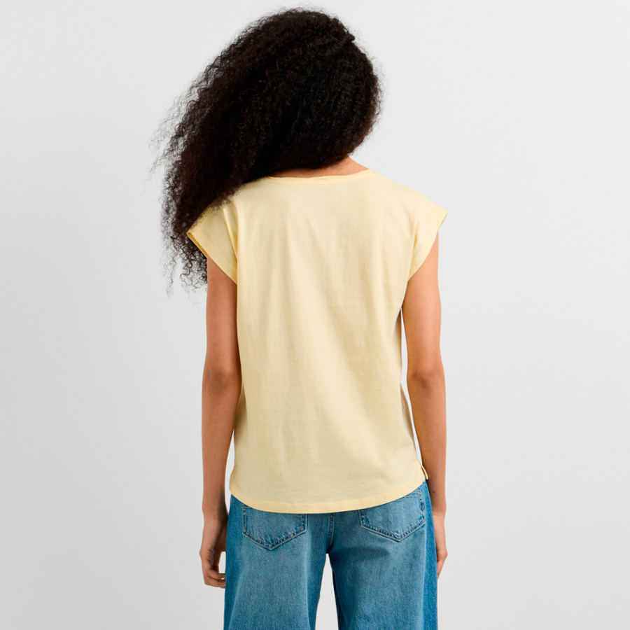 camiseta-com-decote-em-v-e-logotipo-estampado camiseta-com-decote-em-v-e-logotipo-estampado