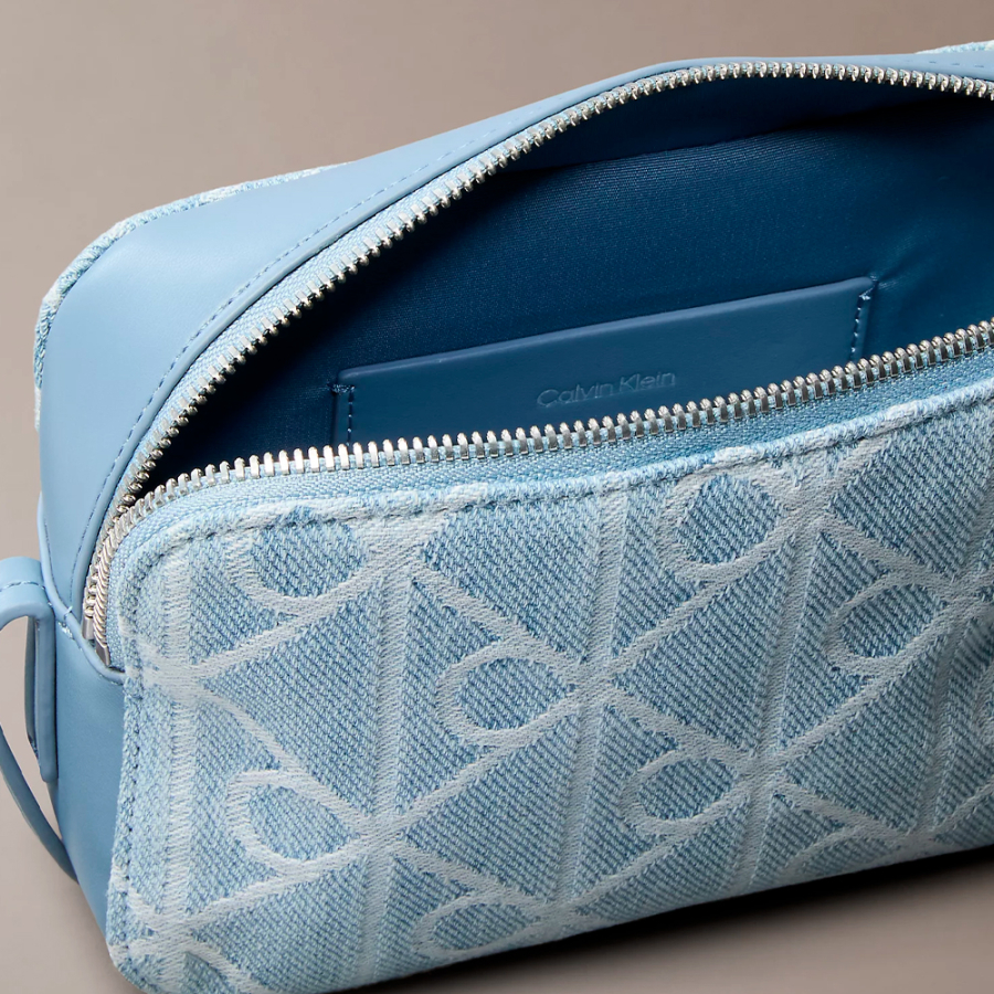 bolso-pequeno-denim-con-logo-emblematico bolso-pequeno-denim-con-logo-emblematico