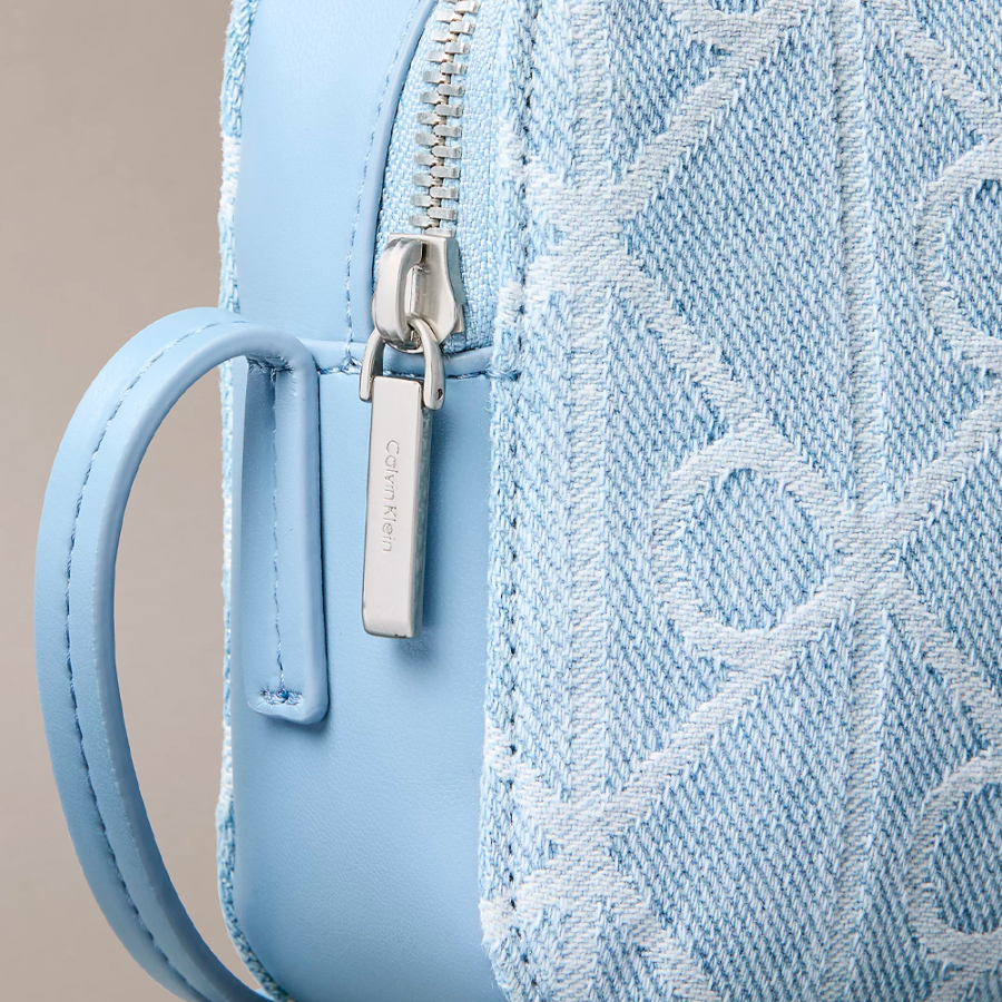 bolso-pequeno-denim-con-logo-emblematico bolso-pequeno-denim-con-logo-emblematico