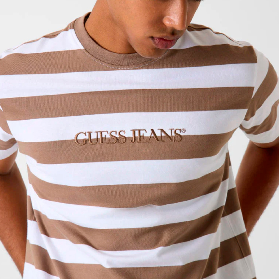 camiseta-listrada-com-logotipo camiseta-listrada-com-logotipo