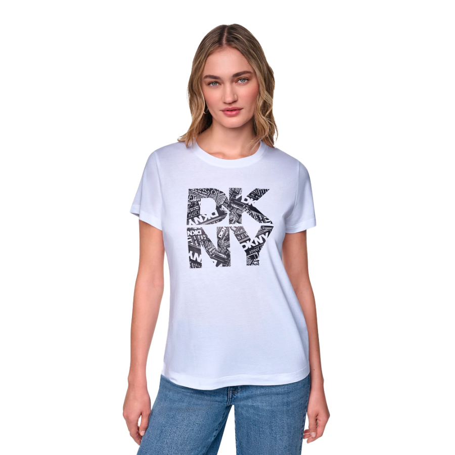 camiseta-newsprint-dkny-stacked-logo camiseta-newsprint-dkny-stacked-logo