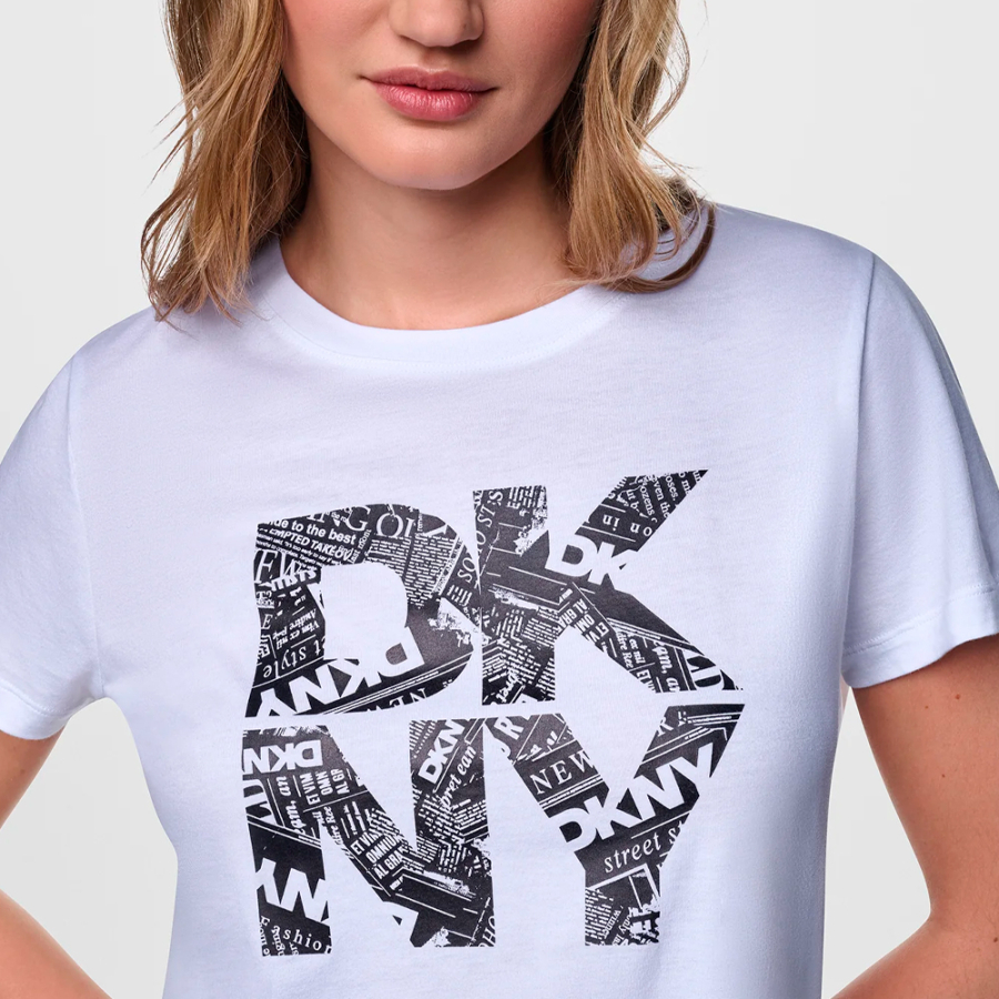 t-shirt-mit-dkny-logo-und-zeitungsdruck t-shirt-mit-dkny-logo-und-zeitungsdruck