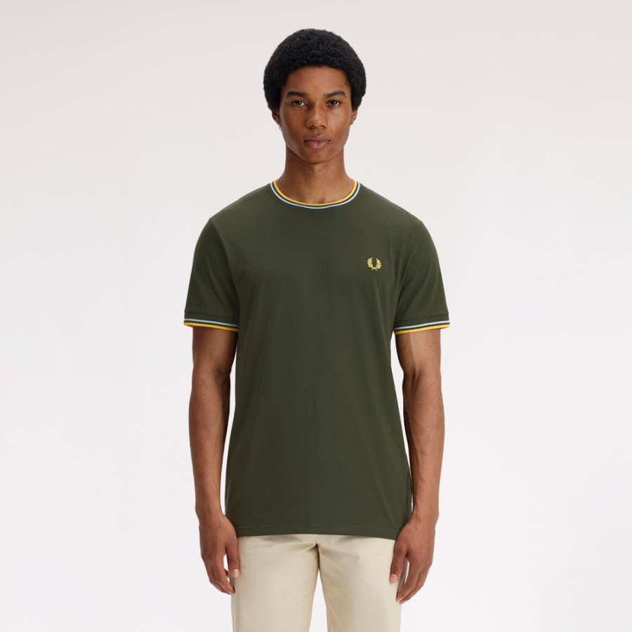 camiseta-con-el-ribete-con-dos-franjas