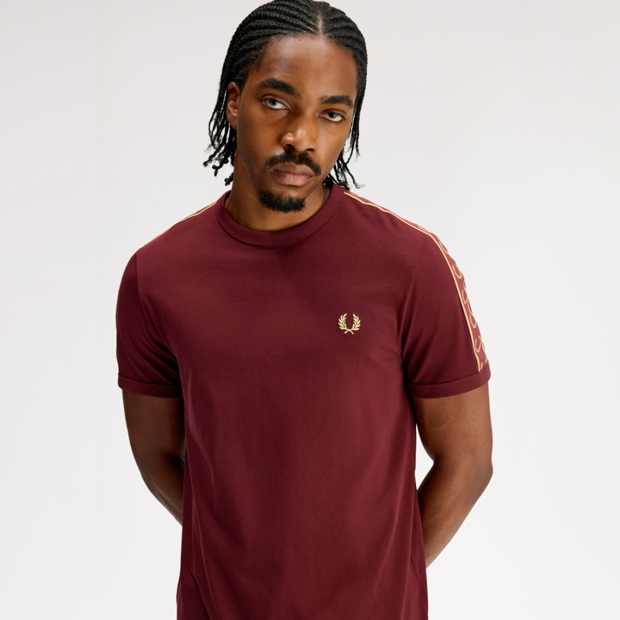camiseta-ringer-con-cinta-deportiva-en-contraste