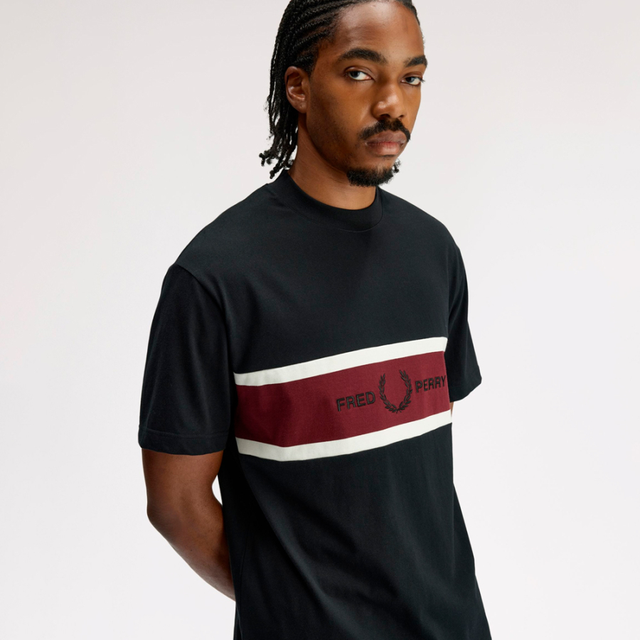 camiseta-con-panel-bordado