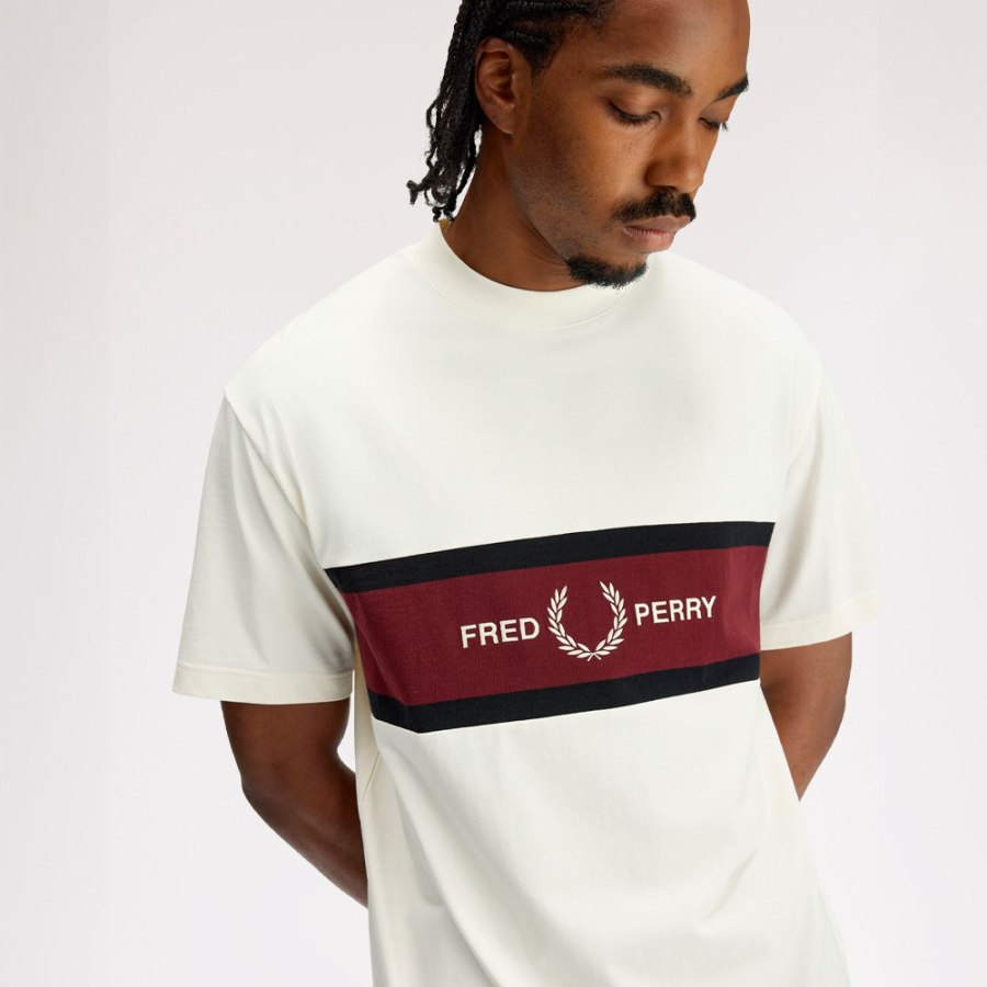 camiseta-con-panel-bordado