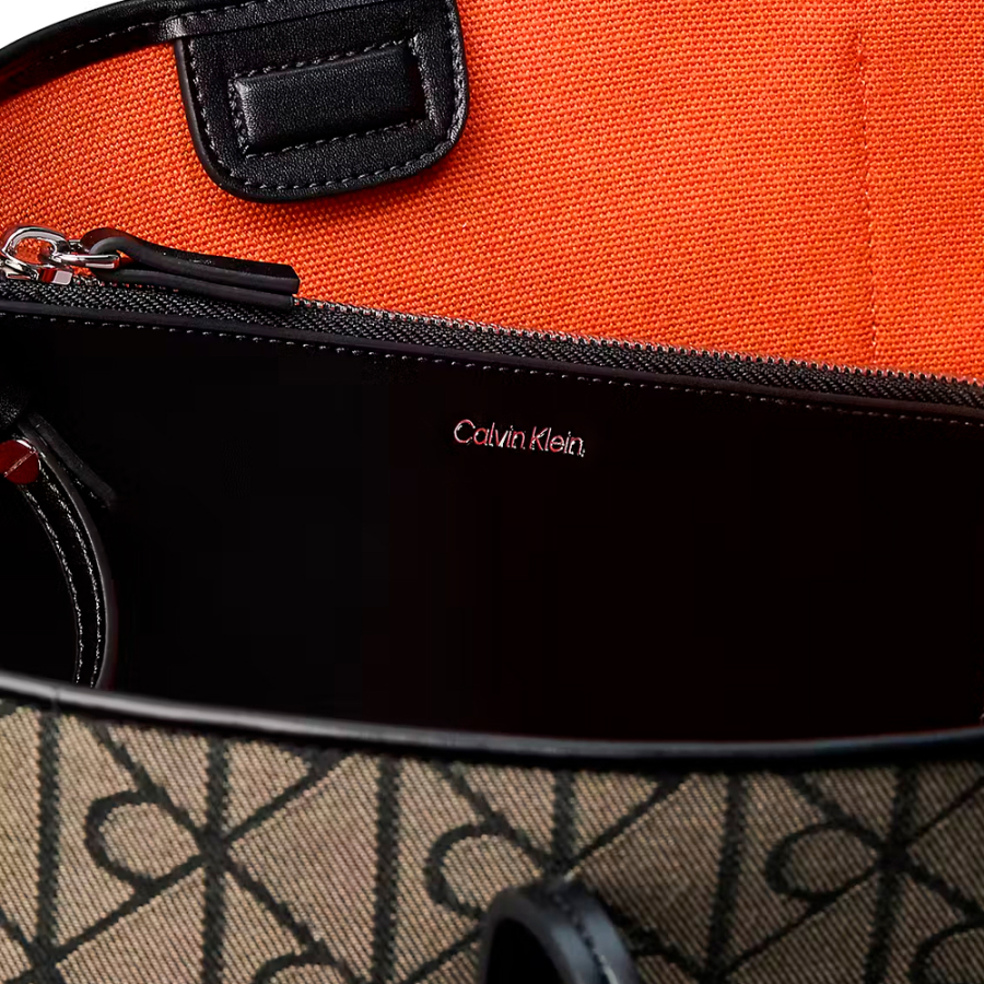 jacquard-tragetasche-mit-charakteristischem-logo