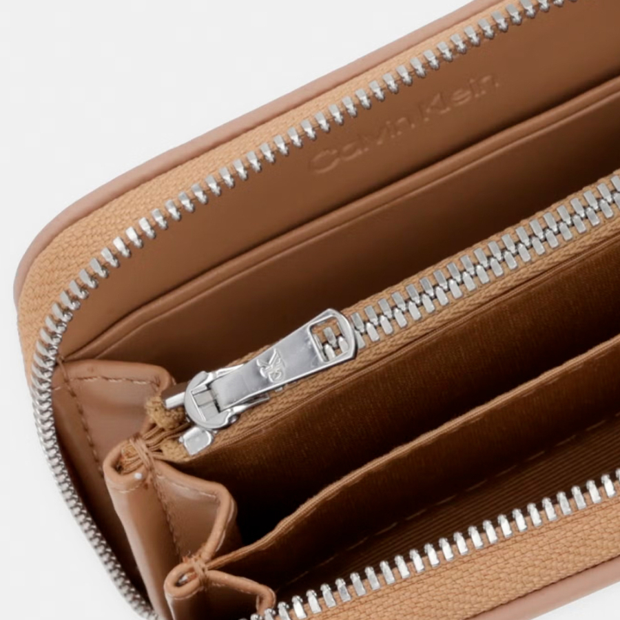 cartera-con-cremallera-y-monograma