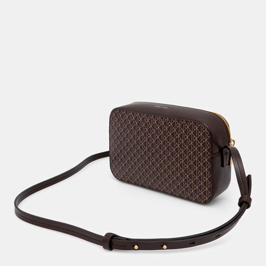 bolso-cruzado-con-logo-monograma-en-todo-el-articulo