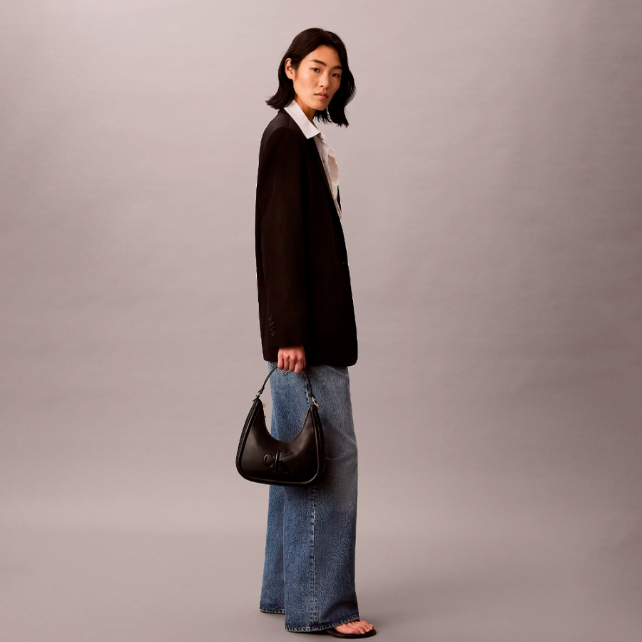 bolso-de-hombro-con-monograma-y-forma-de-media-luna
