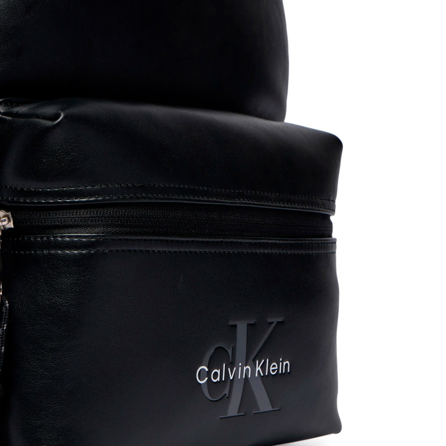 mochila-com-logotipo-em-branco