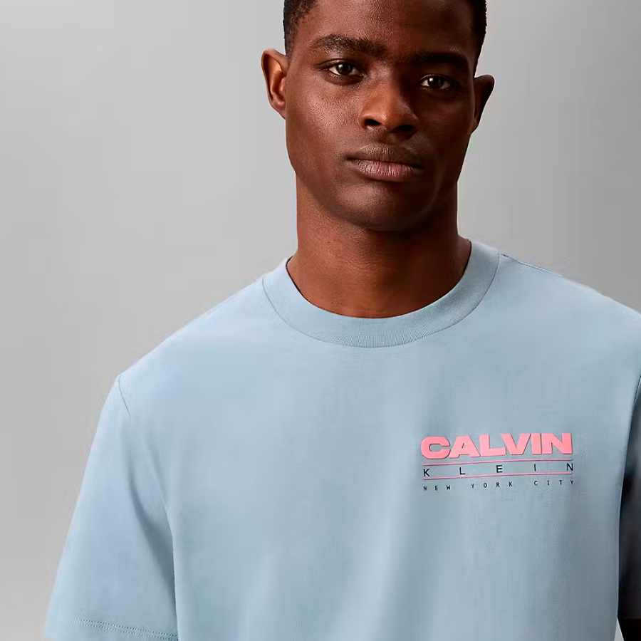 camiseta-holgada-con-logo-en-la-parte-trasera