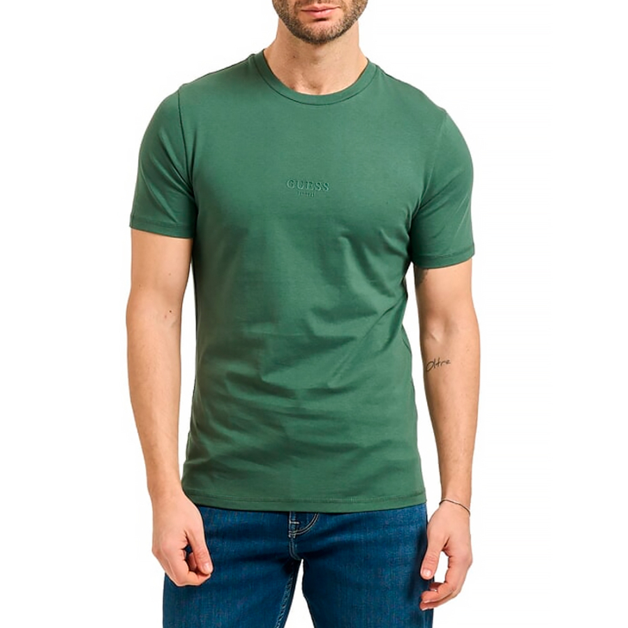 camiseta-con-logotipo-pequeno