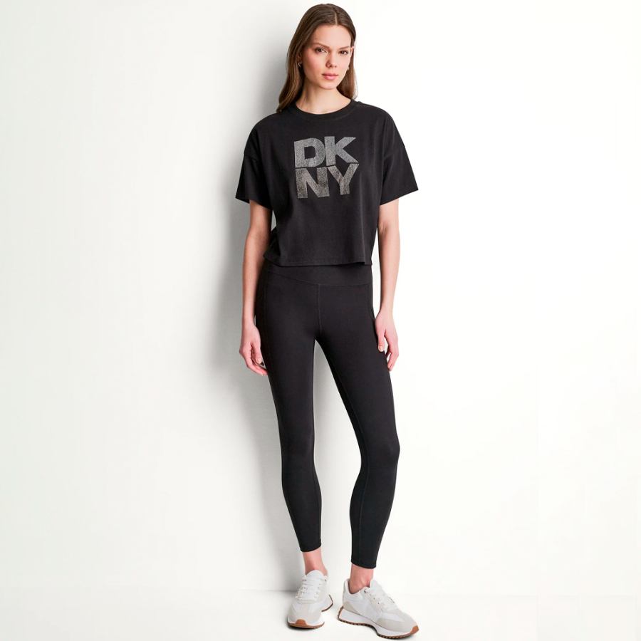 camiseta-com-logotipo-embutido-com-strass-em-dembreagem
