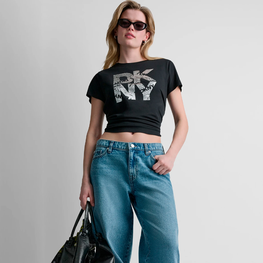 t-shirt-mit-gestapeltem-dkny-logo-im-zeitungsdruck t-shirt-mit-gestapeltem-dkny-logo-im-zeitungsdruck