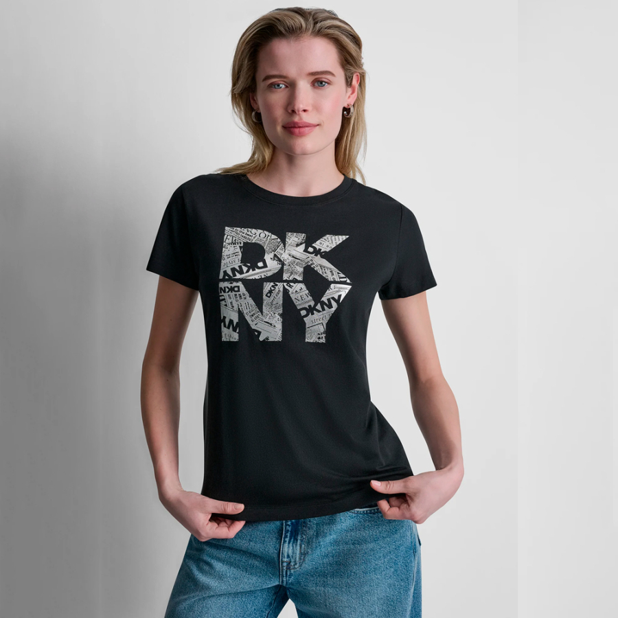 t-shirt-mit-gestapeltem-dkny-logo-im-zeitungsdruck t-shirt-mit-gestapeltem-dkny-logo-im-zeitungsdruck