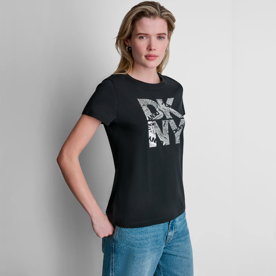 t-shirt-dkny-con-logo-sovrapposto-su-stampa-di-carta-da-giornale t-shirt-dkny-con-logo-sovrapposto-su-stampa-di-carta-da-giornale
