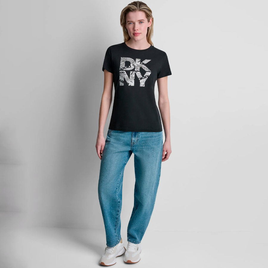 t-shirt-mit-gestapeltem-dkny-logo-im-zeitungsdruck t-shirt-mit-gestapeltem-dkny-logo-im-zeitungsdruck