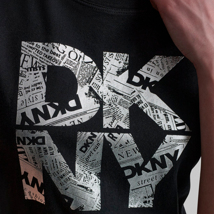 t-shirt-mit-gestapeltem-dkny-logo-im-zeitungsdruck t-shirt-mit-gestapeltem-dkny-logo-im-zeitungsdruck