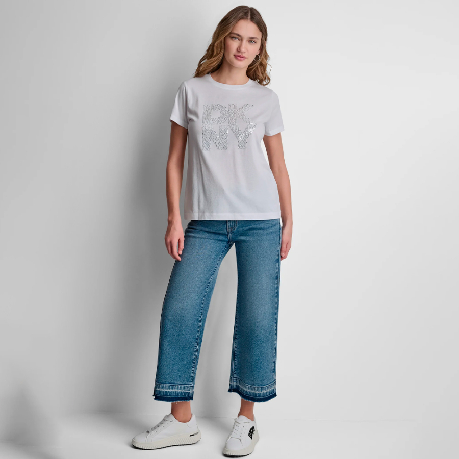 camiseta-com-logotipo-de-lantejoulas-empilhadas