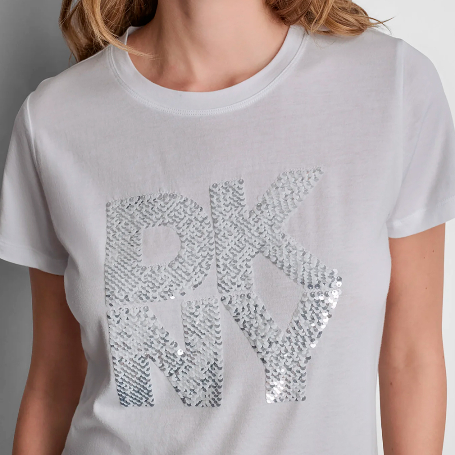 camiseta-com-logotipo-de-lantejoulas-empilhadas