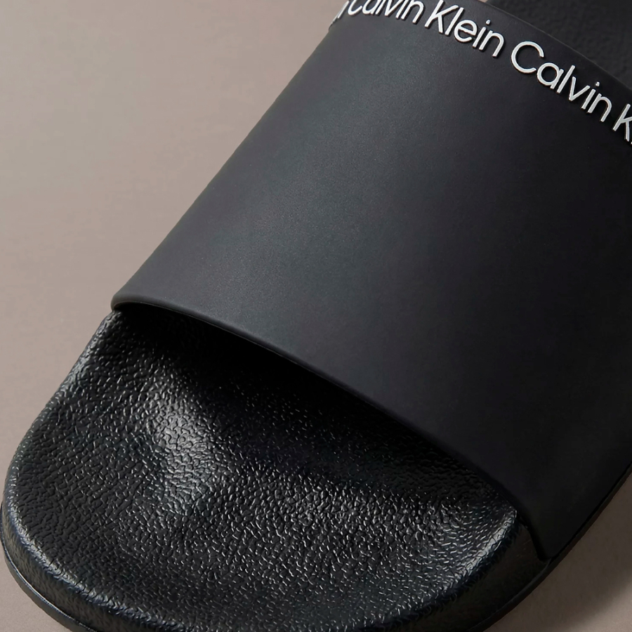 chanclas-contorneadas-con-logo