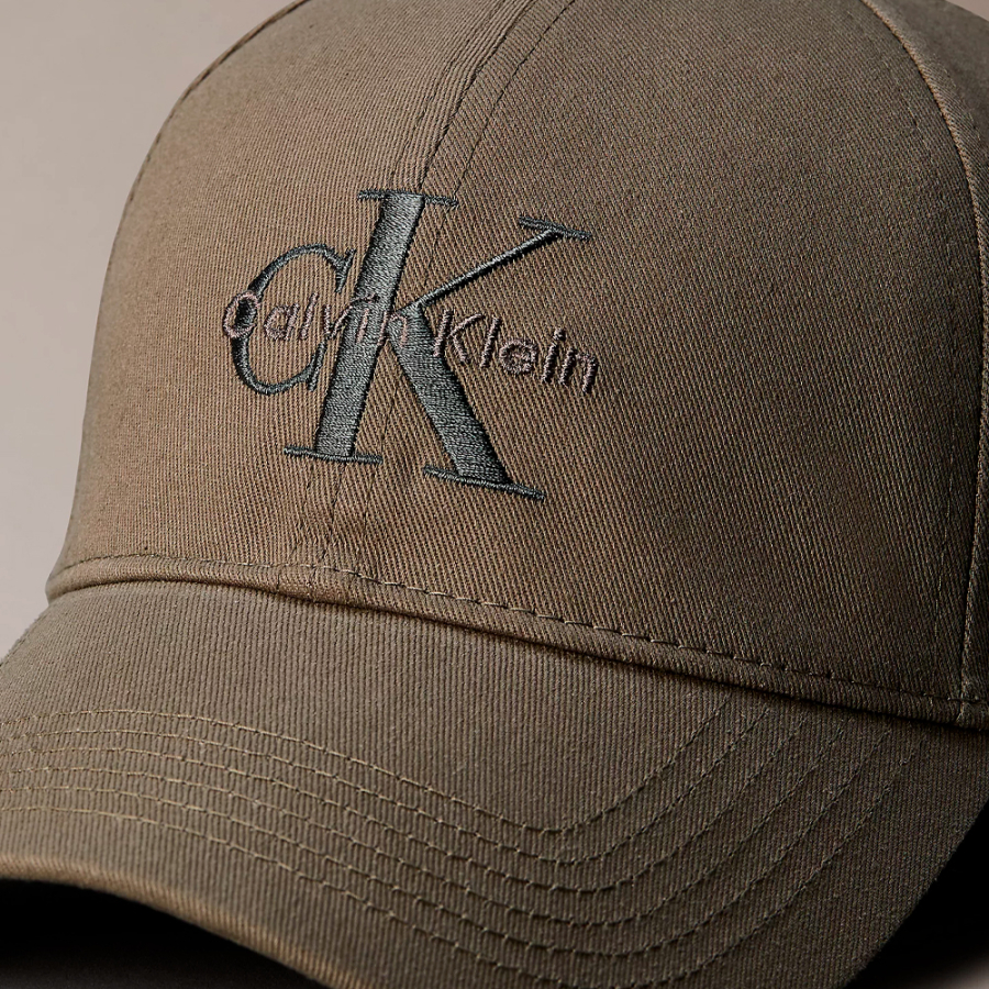 gorra-de-sarga-con-logo-monograma-bordado