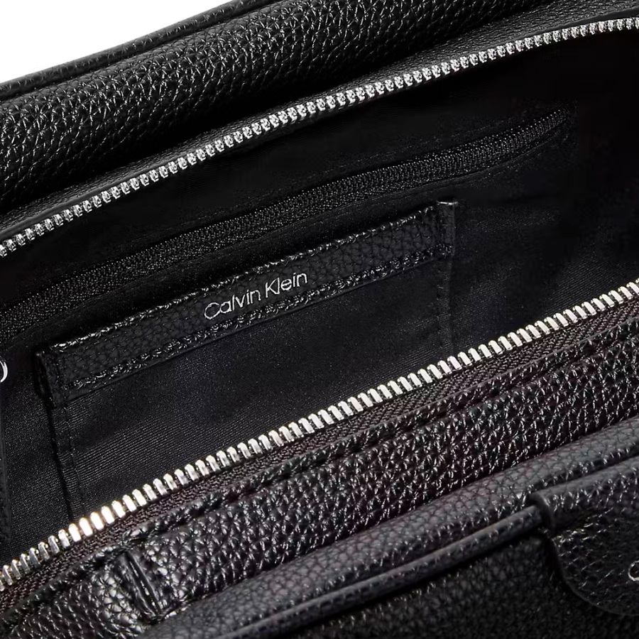 bolso-de-hombro-granulado-con-logo-emblematico bolso-de-hombro-granulado-con-logo-emblematico