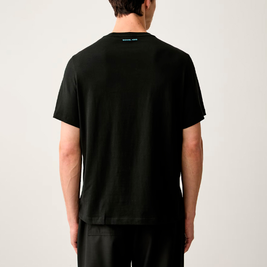 camiseta-com-logotipo-circular-estampado
